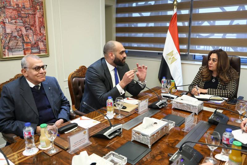 وزيرة التنمية المحلية تبحث مع قيادات وزارة الاتصالات إتاحة تقديم طلبات منظومة المحال العامة على منصة مصر الرقمية