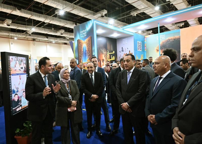 خلال افتتاحه الدورة الـ 57 لمعرض القاهرة الدولي للكتاب:  رئيس الوزراء يتفقد جناح مركز المعلومات ودعم اتخاذ القرار بمجلس الوزراء