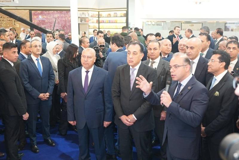 رئيس مجلس الوزراء يتفقد جناح هيئة الرقابة المالية بمعرض القاهرة الدولي للكتاب