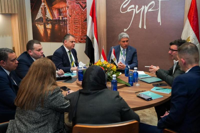 وزير السياحة والآثار يستهل لقاءاته المهنية بإسبانيا بلقاءات مع عدد من منظمي الرحلات الإسبان لبحث سبل دفع مزيد من الحركة السياحية الوافدة إلى مصر