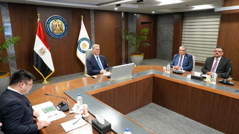 وزير البترول والثروة المعدنية يبحث مع ”شينج فا” الصينية آفاق الاستثمار في التعدين والصناعات المصاحبة
