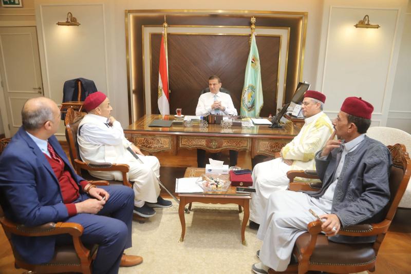 وزير الزراعة يلتقي وفد من عمد ومشايخ مطروح ويوجه بدعم المزارعين بشتلات الزيتون وسلالات الأغنام