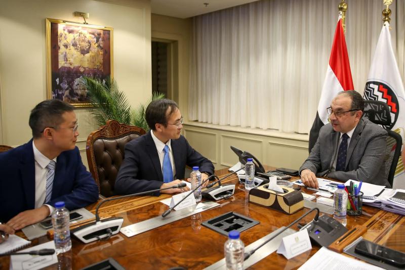 وزير قطاع الأعمال العام يستقبل وفدًا رفيع المستوى من مجموعة شاندونج الصينية لبحث فرص التعاون في صناعة المركبات الكهربائية