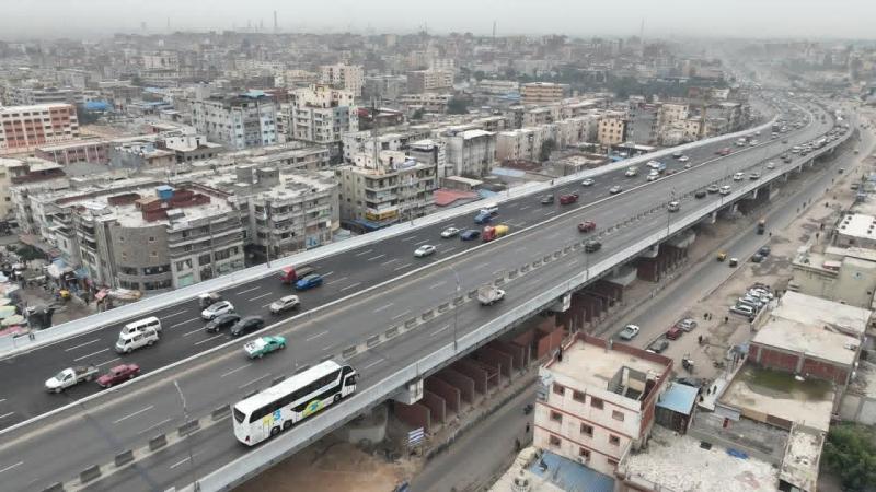 في إطار تنفيذ توجيهات فخامة رئيس الجمهورية بتعزيز مشروعات البنية التحتية، وتحسين كفاءة شبكة الطرق والكباري لتسهيل حركة تنقل المواطنين ،وتحقيق التنمية المستدامة