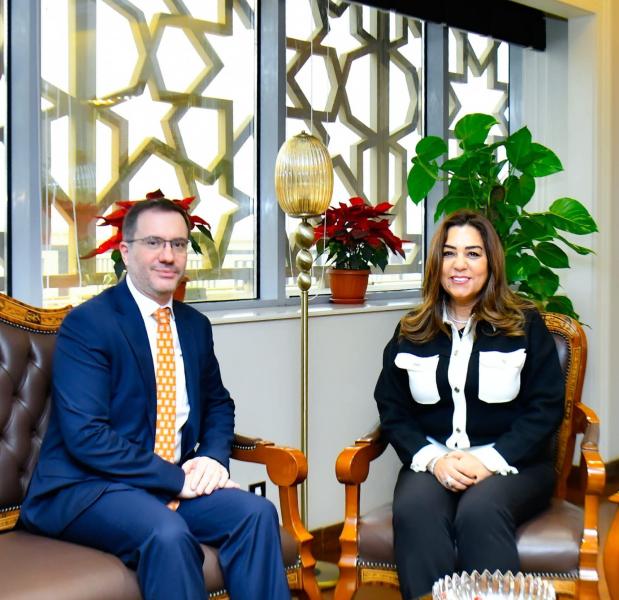 وزيرة التنمية المحلية والقائم بأعمال وزير البيئة تلتقي مع السفير البريطاني بالقاهرة لبحث سبل التعاون في المشروعات المستقبلية المشتركة في مجال التكيف والمحميات الطبيعية والنمو الأخضر