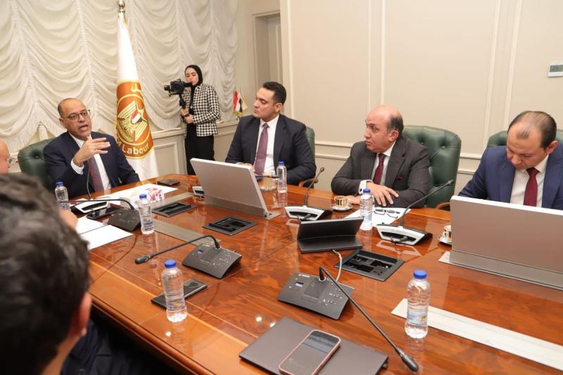 وزير العمل يلتقي ممثلي أصحاب الأعمال والمستثمرين لبحث تعزيز علاقات العمل وتحسين بيئة الاستثمار