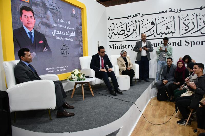 وزير الشباب والرياضة يتفقد جناح وزارة الشباب والرياضة بمعرض القاهرة الدولي للكتاب