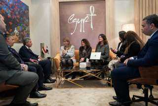 وزير السياحة والآثار يلتقي بالرئيس التنفيذي للمجلس العالمي للسفر والسياحة WTTC على هامش مشاركته في معرض FITUR 2026 بمدريد