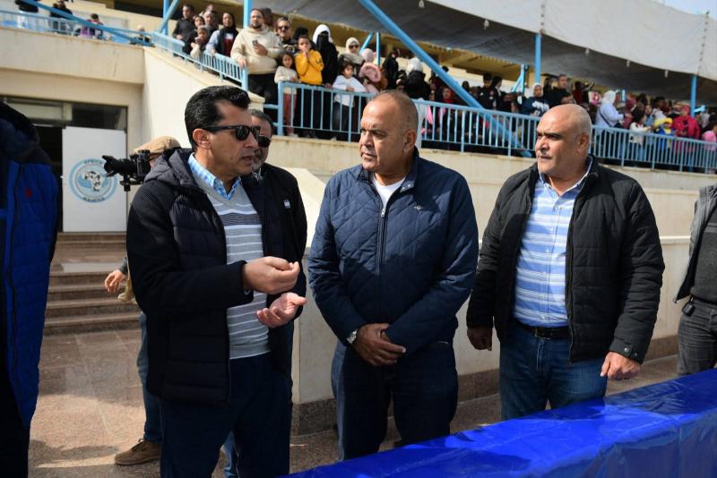 وزير الرياضة يشهد منافسات بطولة القاهرة للسباحة بالزعانف ويطمئن على تطبيق الكود الطبي