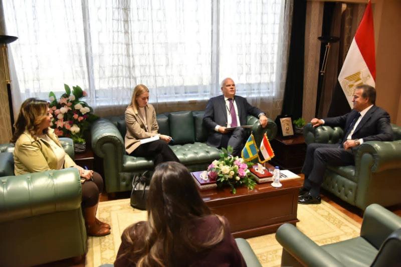نائب رئيس مجلس الوزراء وزير الصحة يستقبل سفير دولة السويد لدى مصر لبحث تعزيز التعاون في القطاع الصحي