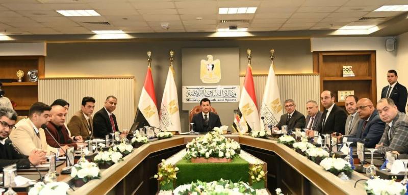 في إطار المشروع القومي للجودة ..  ■ د. أشرف صبحي يشهد تسليم شهادة ”الأيزو” لمركز التنمية الشبابية والرياضية بشبرا الخيمة