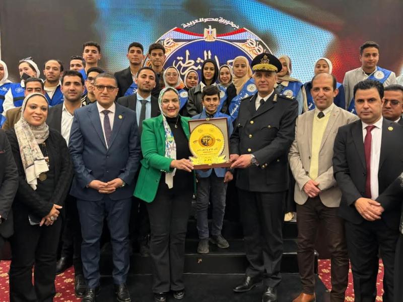 بحضور وكيلة الوزارة.. القوى الشبابية تقدم التهنئة للقيادات الشرطية بمحافظة الشرقية بمناسبة عيد الشرطة المصرية