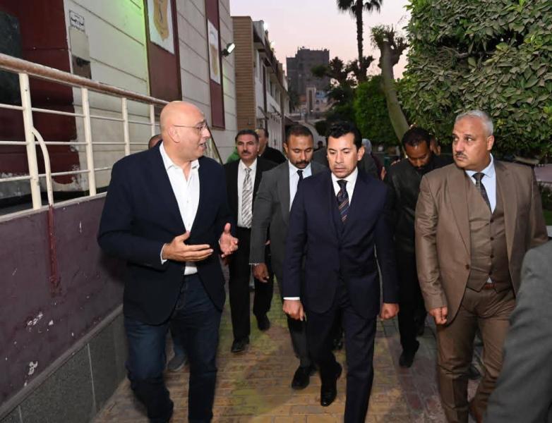 وزير الشباب والرياضة يتفقد نادي التوفيقية للتنس بالجيزة