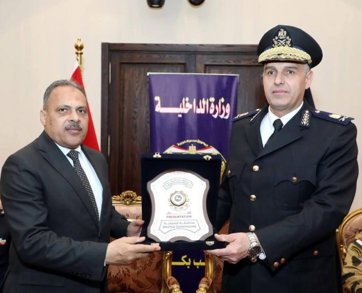 محافظ الشرقية يزور نادى الشرطة  و يُهنئ رجال الأمن بالمحافظة بعيد الشرطةالـ ٧٤
