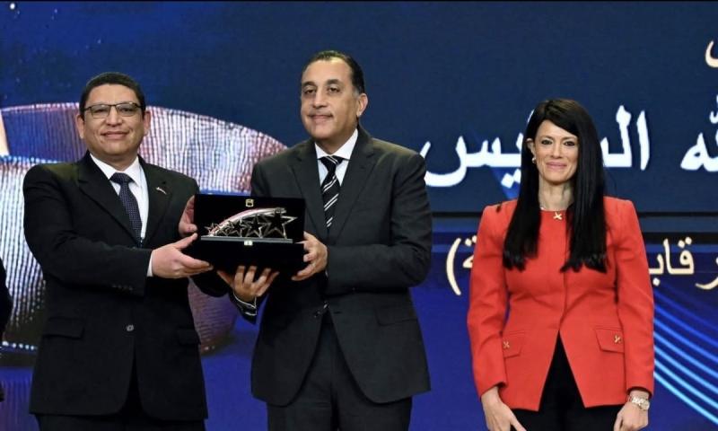 الاعتماد والرقابة الصحية” تحصد المركز الأول بجائزة القيادات المتميزة – فئة مدير عام.