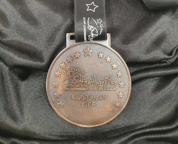 رئيس الوزراء يسلم وزير الثقافة جائزة التميز الحكومي في مجال تكافؤ الفرص وتمكين المرأة