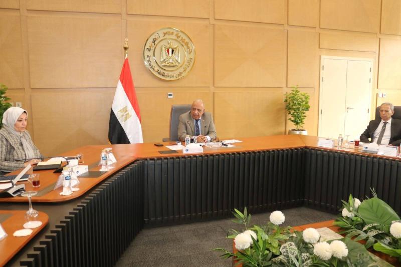 وزير الكهرباء والطاقة المتجددة يجتمع باللجنة الاستراتيجية ”للكهرباء” لمتابعة مستجدات تنفيذ مشروعات الطاقات المتجددة