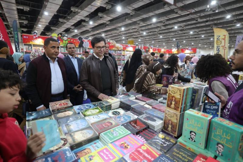 وزير الثقافة يتفقد معرض القاهرة الدولي للكتاب في يومه الخامس ويتابع الإقبال على الإصدارات ويوجّه بإتاحة «مكتبة لكل بيت» على مستوى الجمهورية عبر البريد المصري