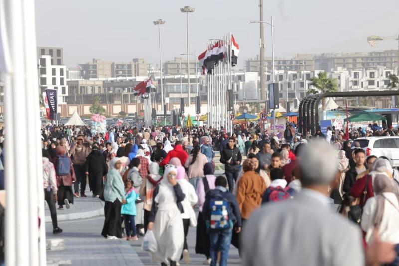 - معرض القاهرة الدولي للكتاب في دورته الـ57 يتخطى المليوني زائر خلال خمسة أيام من فتح أبوابه للجمهور