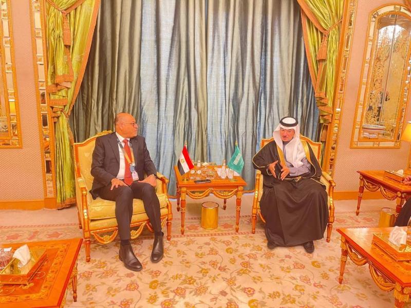 خلال مشاركته في فعاليات المؤتمر الدولي لسوق العمل بالرياض..  وزير العمل يلتقي نائب وزير الموارد البشرية والتنمية الاجتماعية السعودي