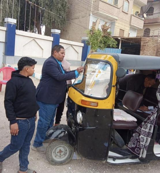 حملة تقنين سير التوكتوك وعمل ملف كامل وتركيب رقم بالتنسيق مع مركز شرطة ساقلتة بمدينة ساقلتة