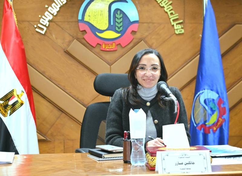 خلال رئاستها لإجتماع المجلس التنفيذي للمحافظة ...  محافظ البحيرة تشدد على تكثيف أعمال النظافة ورفع الإشغالات ورصف الطرق وتثمن جهود رجال الأمن بالتنسيق مع المحافظة