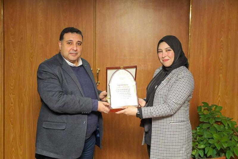 رئيس شركة مياه البحيرة يستقبل المهندسة نِسمة الحصاوي ويُكرّمها وسط زملائها تقديرًا لإنجازها الوطني