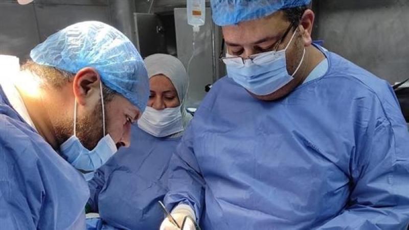 إنجاز طبي في مستشفى سوهاج.. جراحة تنقذ ذراع طفل من البتر بعد حادث مروع بطاحونة قمح