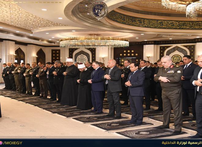 إحتفالاً بعيد الشرطة..  وزير الداخلية و وزير الأوقاف  و مفتى الجمهورية و محافظ القاهرة وعددٍ من قادة الشرطة والقوات المسلحة يؤدون صلاة الجمعة بمسجد الشرطة بالقاهرة الجديدة