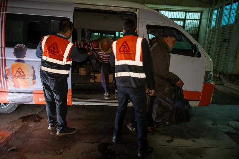 التضامن الاجتماعي:  - التدخل السريع يكثف الحملات الليلية لإنقاذ مواطنين بلا مأوى.. وينقل ثلاث حالات بمنطقة مصر الجديدة لمجمع ”حياة للكبار بلا مأوى”