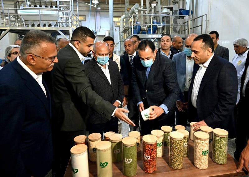 خلال زيارته اليوم للمنطقة الصناعية بالمنيا:  رئيس الوزراء يتفقد مصنع الشركة المتحدة لتجفيف الحاصلات الزراعية