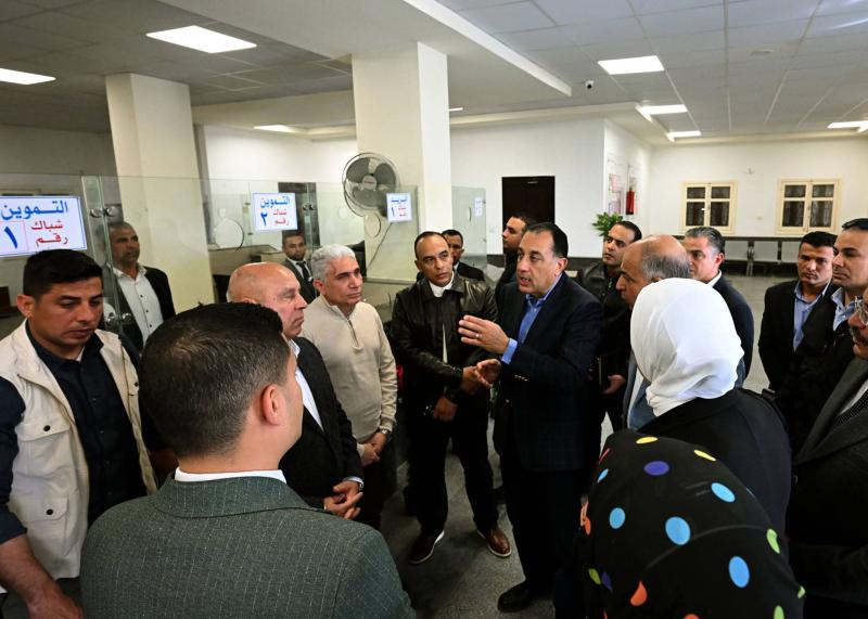 ضمن المبادرة الرئاسية ”حياة كريمة”:  رئيس الوزراء يتفقد سير العمل والخدمات المقدمة للمواطنين بالمركز التكنولوجي بقرية ”تونا الجبل” بمحافظة المنيا