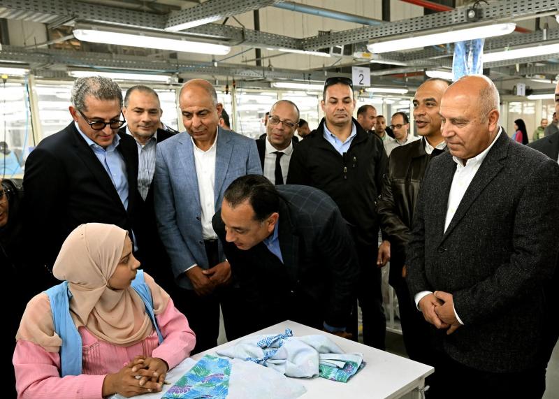 في أثناء جولته اليوم بمشروعات تنموية وخدمية بمحافظة المنيا:  رئيس الوزراء يتفقد مصنع ”الجيزة للملابس الجاهزة