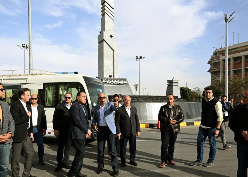 رئيس الوزراء يتفقد أعمال تطوير ميدان الفريق ”صفي الدين أبو شناف”