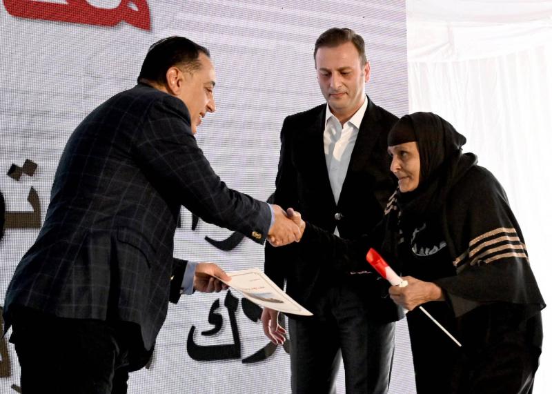 خلال زيارته للمحافظة:  رئيس الوزراء يسلم عددا من العقود للمستفيدين من وحدات العمارات السكنية الجديدة بديل الإيواء بحي جنوب مدينة المنيا .. وعددا من عقود تقنين أملاك الدولة