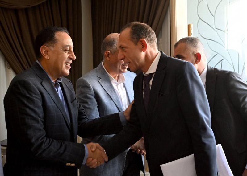 على هامش مراسم تسليم عدد من عقود وحدات العمارات السكنية الجديدة بديل الإيواء بالمنيا:  رئيس الوزراء يرحب بنواب البرلمان الحضور..ويؤكد: تعاون كامل من الحكومة في مختلف الملفات