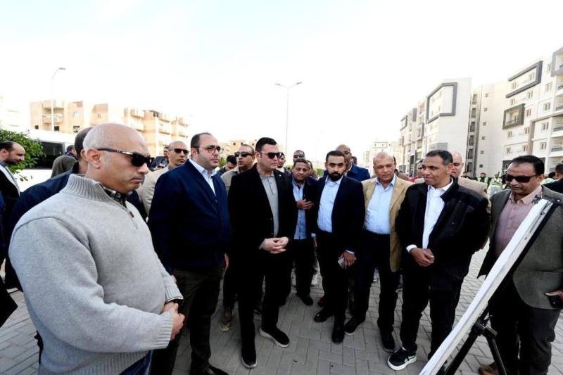 عقب جولته بمشروعات مدينة حدائق أكتوبر:  - وزير الإسكان يتفقد مشروع الإسكان المتوسط وأعمال تطوير الطرق ومحطة رفع صرف بمدينة ٦ أكتوبر