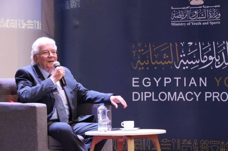 ضمن فعاليات النسخة الرابعة من برنامج الدبلوماسية الشبابية..  الفنان محمود قابيل يناقش دور الفن في تعزيز الانتماء والهوية الوطنية