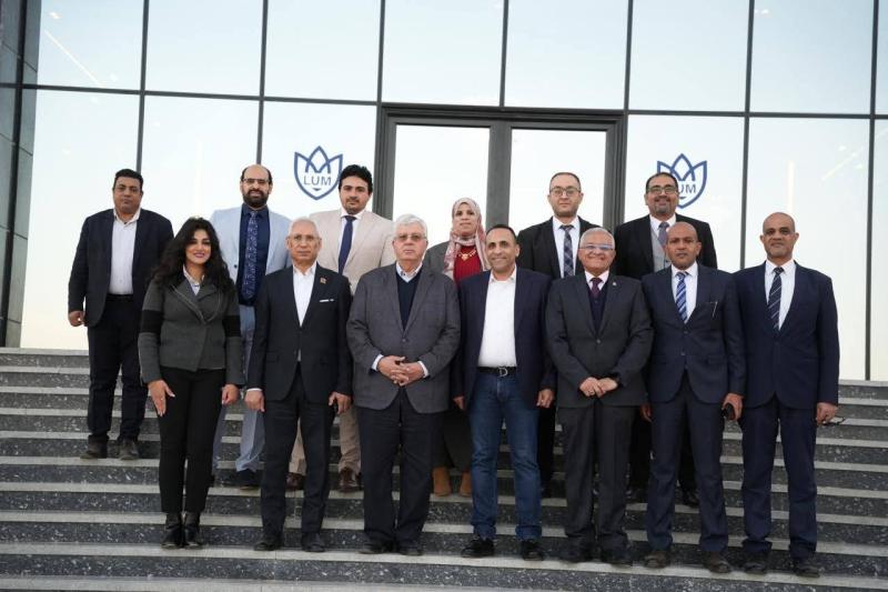 على هامش زيارة رئيس مجلس الوزراء لمحافظة المنيا..  • وزير التعليم العالي يتفقد جامعة اللوتس بالمنيا