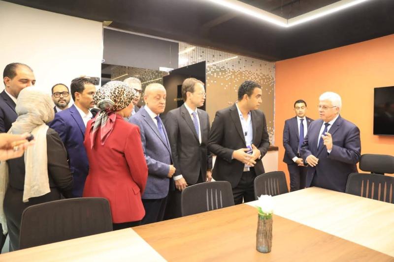 • وزير التعليم العالي ومحافظ الأقصر وسفير إسبانيا ورئيس الجامعة يفتتحون مركز تمكين للإبداع والتكنولوجيا بكلية الفنون الجميلة بجامعة الأقصر