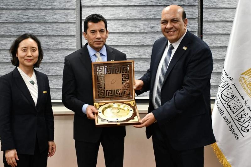 وزير الشباب والرياضة يستقبل سكرتير الاتحاد الدولي للوشو كونغ فو لبحث التعاون المشترك واستضافة بطولات دولية