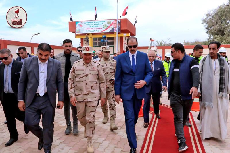 محافظ سوهاج وقائد الجيش الثالث الميداني يتفقدان سير العمل بمشروعات ” حياة كريمة ” بالمنشاة وجرجا