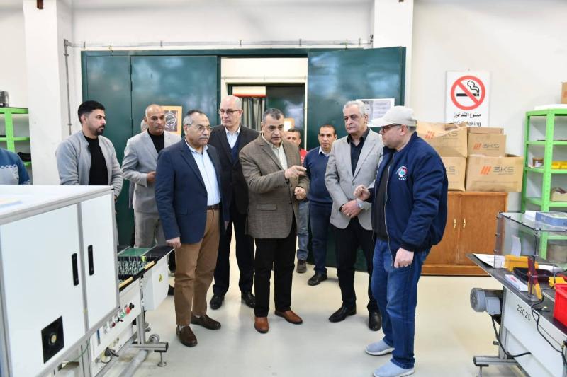 من داخل خطوط الإنتاج بالشركة..   ■ وزير الدولة للإنتاج الحربي: ”أبو زعبل للصناعات المتخصصة” من أهم القلاع الصناعية العسكرية في الشرق الأوسط