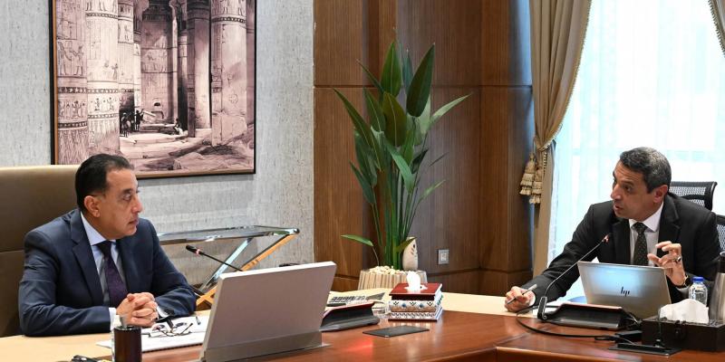 رئيس الوزراء يتابع موقف تنفيذ المشروعات التنموية والخدمية بمحافظة السويس