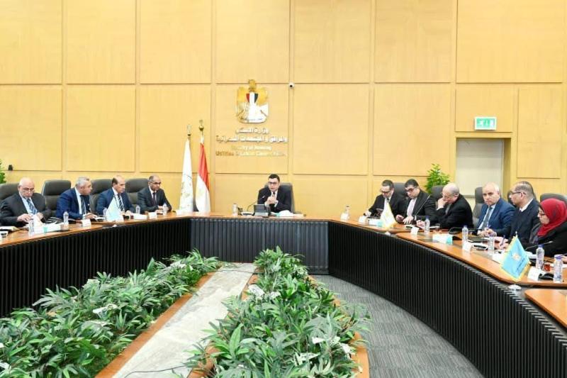 وزير الإسكان يعقد اجتماعًا موسعًا مع رؤساء ومسئولي الجهات التابعة للوزارة لمتابعة ملفات العمل