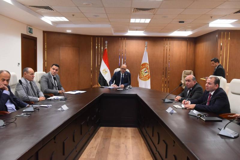 وزير العمل يلتقي ممثلي شركات الملابس الجاهزة لبحث سبل استقرار بيئة العمل وتذليل العقبات أمام الاستثمار