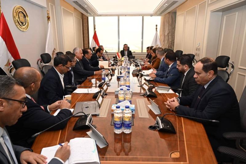 - الدكتور شريف فاروق وزير التموين والتجارة الداخلية يعقد اجتماعًا موسعًا لمتابعة خطط تطوير صناعة السكر