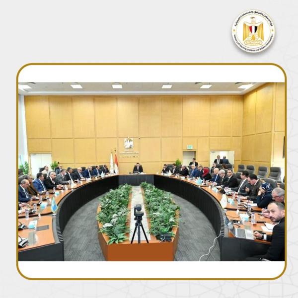 وزير الإسكان يعقد اجتماعًا موسعًا مع رؤساء ومسئولي الجهات التابعة للوزارة لمتابعة ملفات العمل