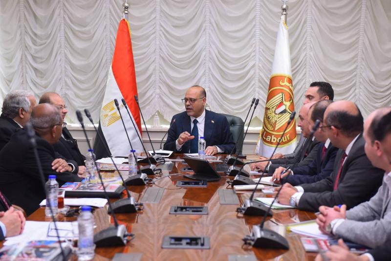 وزير العمل يلتقي ممثلي ”شُعب شركات إلحاق العمالة