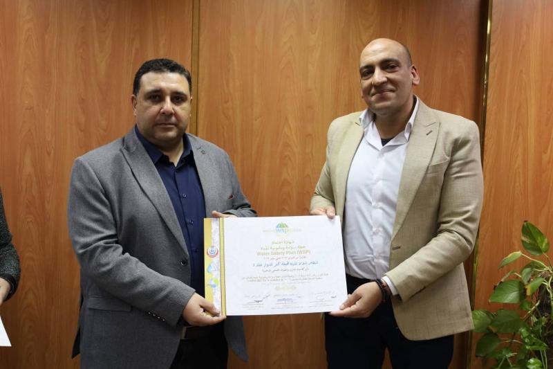 رئيس مياه البحيرة يستقبل مدير عام سلامة ومأمونية المياه بالشركة القابضة ويتسلّم شهادات مأمونية المياه لـ3 محطات كبرى